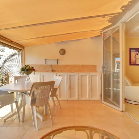 Flores شقة أذيخي